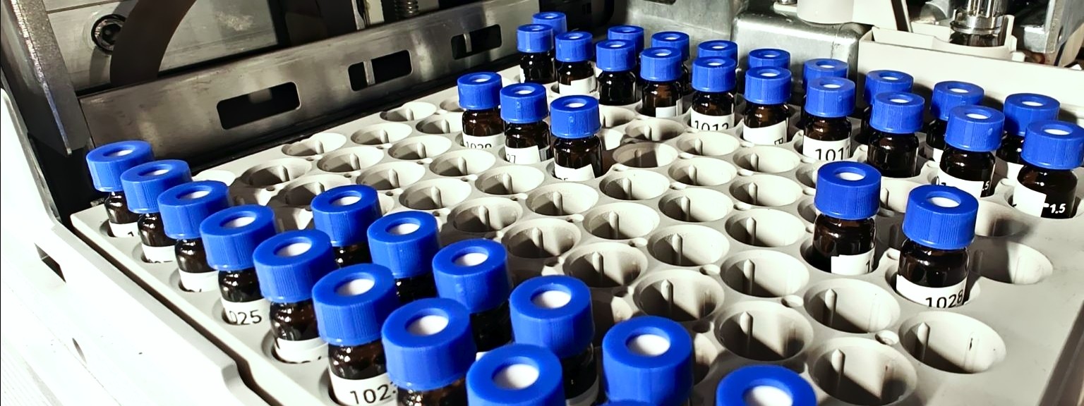 Sample tray with multiple vial positions